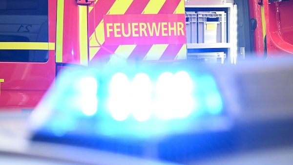 Auto liegt auf A111 auf der Seite - Mensch in Lebensgefahr