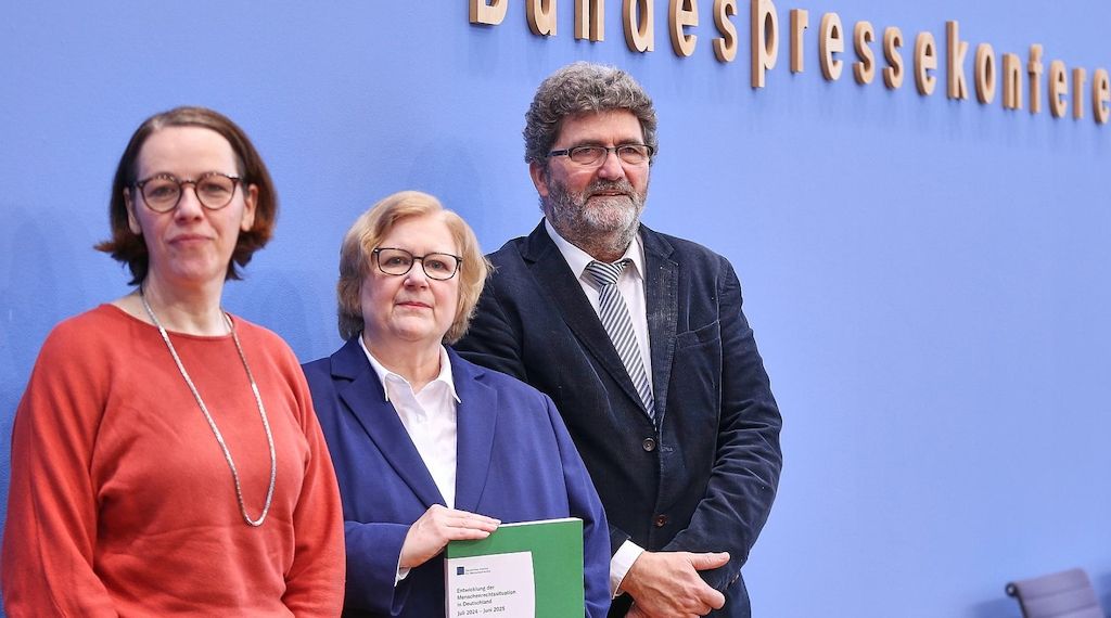 DIMR hält Hausdurchsuchungen wegen Hass im Netz für legitim