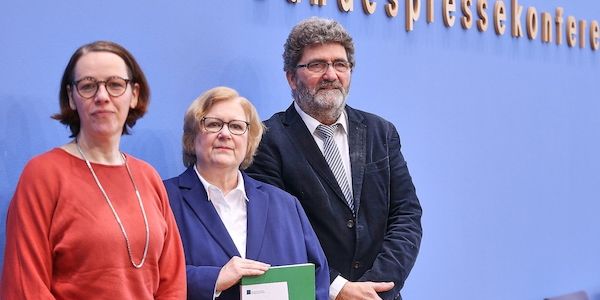 DIMR hält Hausdurchsuchungen wegen Hass im Netz für legitim