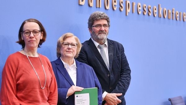 DIMR hält Hausdurchsuchungen wegen Hass im Netz für legitim