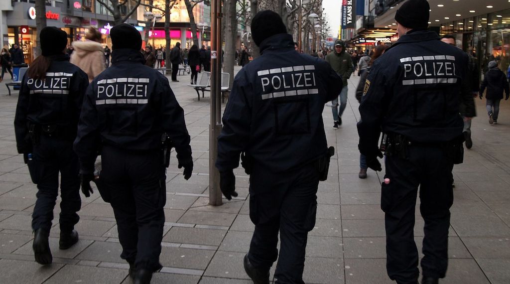 Grünen-Chef will mehr Polizei auf Straßen und an Bahnhöfen