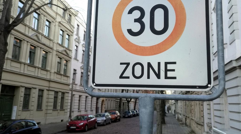 Grüne kritisieren Wiedereinführung von Tempo 50 auf vielen Straßen