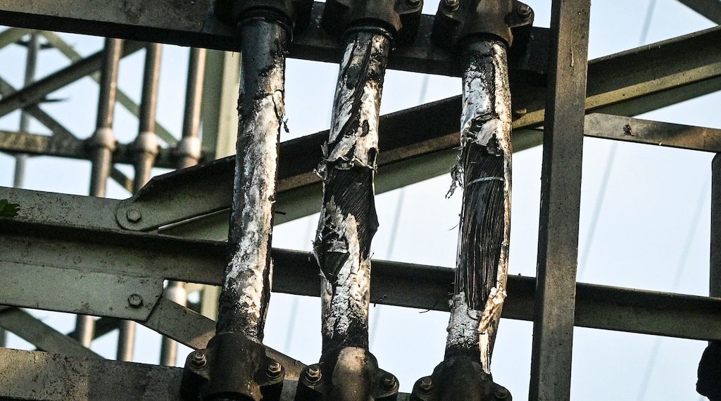 Berliner-Händler packen Tiefkühlkost nach Stromausfall in Kühllaster