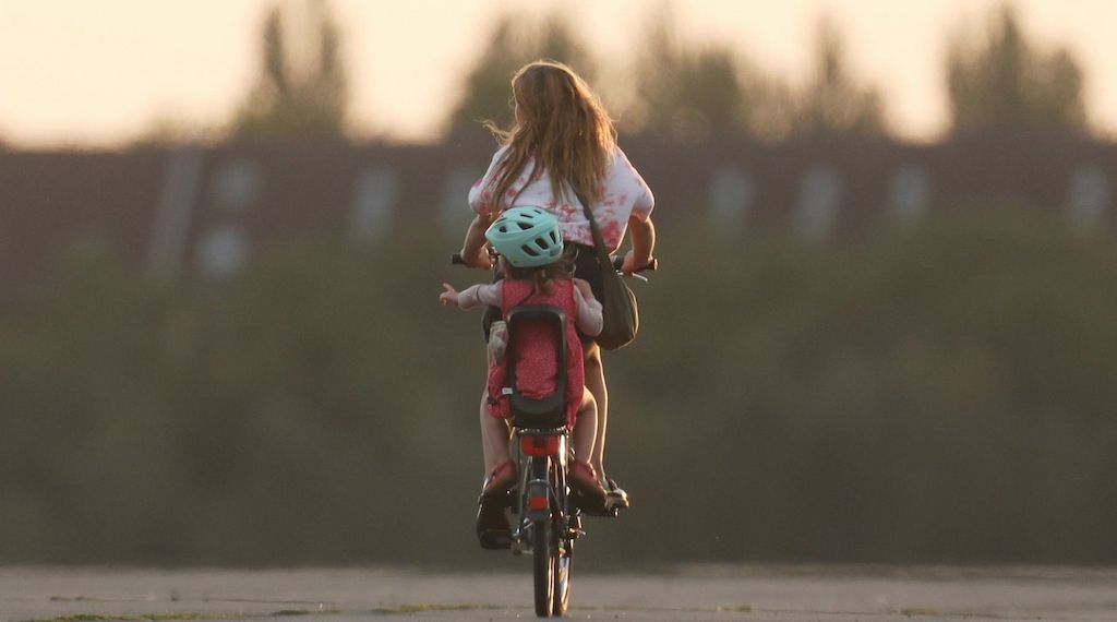 Studie: Finanzielle Sorgen belasten Eltern in Erziehungsrolle