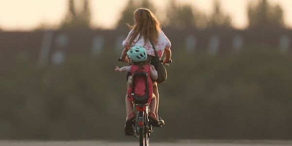 Studie: Finanzielle Sorgen belasten Eltern in Erziehungsrolle