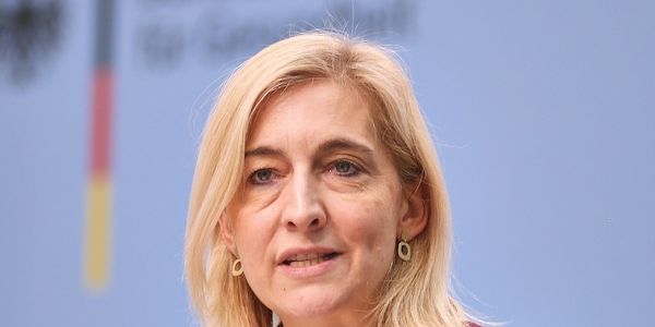 Warken will stärker für Frauengesundheit sensibilisieren