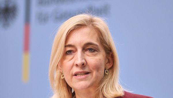 Warken will stärker für Frauengesundheit sensibilisieren