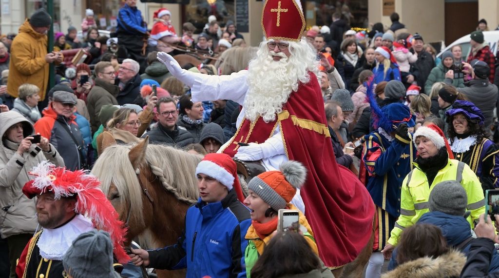Sinterklaas reitet durchs Holländer-Viertel in Potsdam