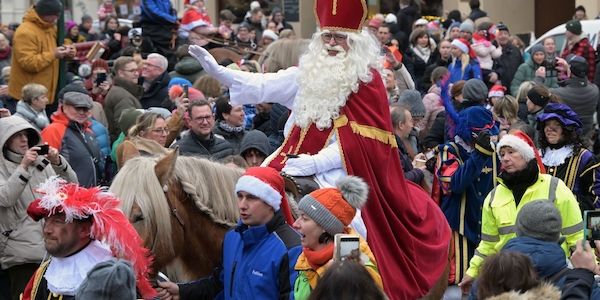 Sinterklaas reitet durchs Holländer-Viertel in Potsdam