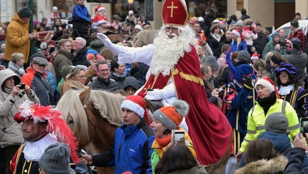 Sinterklaas reitet durchs Holländer-Viertel in Potsdam