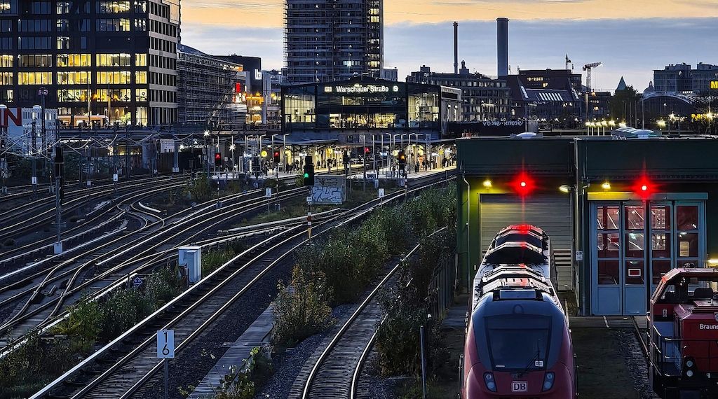 Vier Verletzte nach Auseinandersetzung unter Warschauer Brücke in Berlin