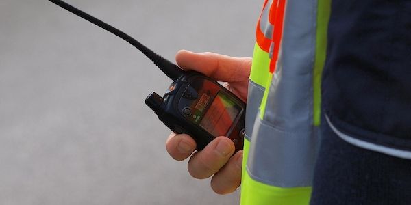 Polizei-Einsatzwagen und BVG-Bus in Berlin-Rudow kollidiert