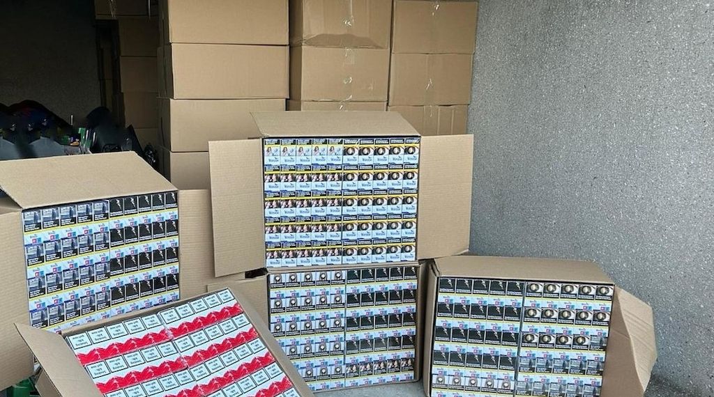 Zoll zerschlägt zwei Hehlerbanden und stellt über zehn Millionen Zigaretten sicher