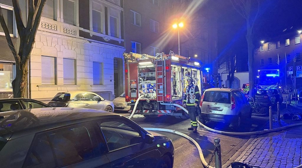 Kellerbrand in Dortmunder Mehrfamilienhaus – Bewohner über Drehleitern gerettet