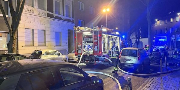 Kellerbrand in Dortmunder Mehrfamilienhaus – Bewohner über Drehleitern gerettet