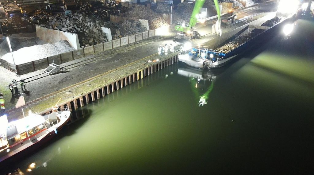 Frachtschiff nach Kollision mit Spundwand in Dortmund beschädigt