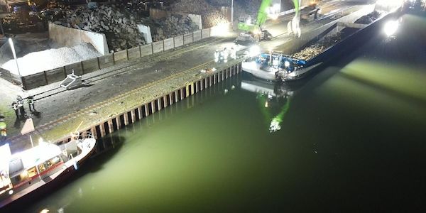 Frachtschiff nach Kollision mit Spundwand in Dortmund beschädigt