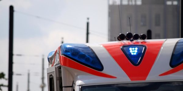 Fußgängerin in Berlin-Mitte von Auto erfasst und schwer verletzt