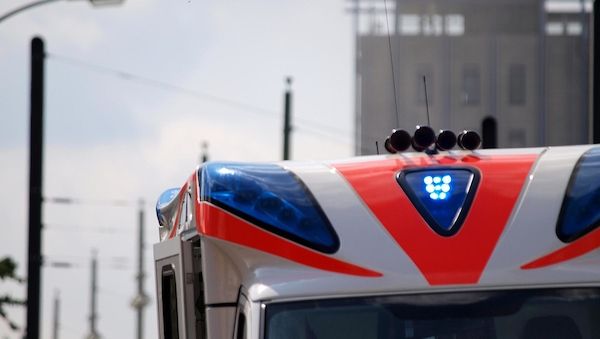 Fußgängerin in Berlin-Mitte von Auto erfasst und schwer verletzt