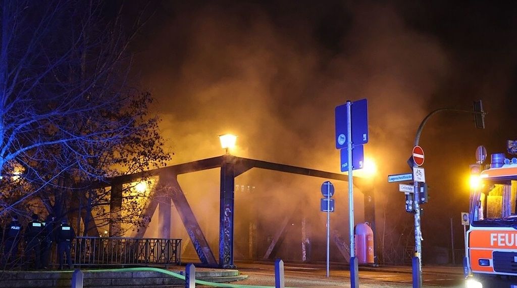 Feuer beschädigt Brücke in Berlin-Schöneberg