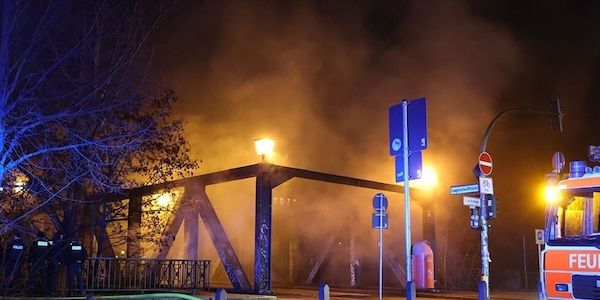 Feuer beschädigt Brücke in Berlin-Schöneberg