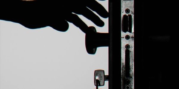 Wie man sich in der dunklen Jahreszeit vor Einbrüchen schützen sollte