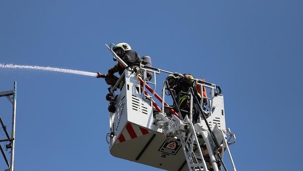 Schwerer Unfall auf B14 in Stuttgart-Vaihingen fordert zwei Verletzte