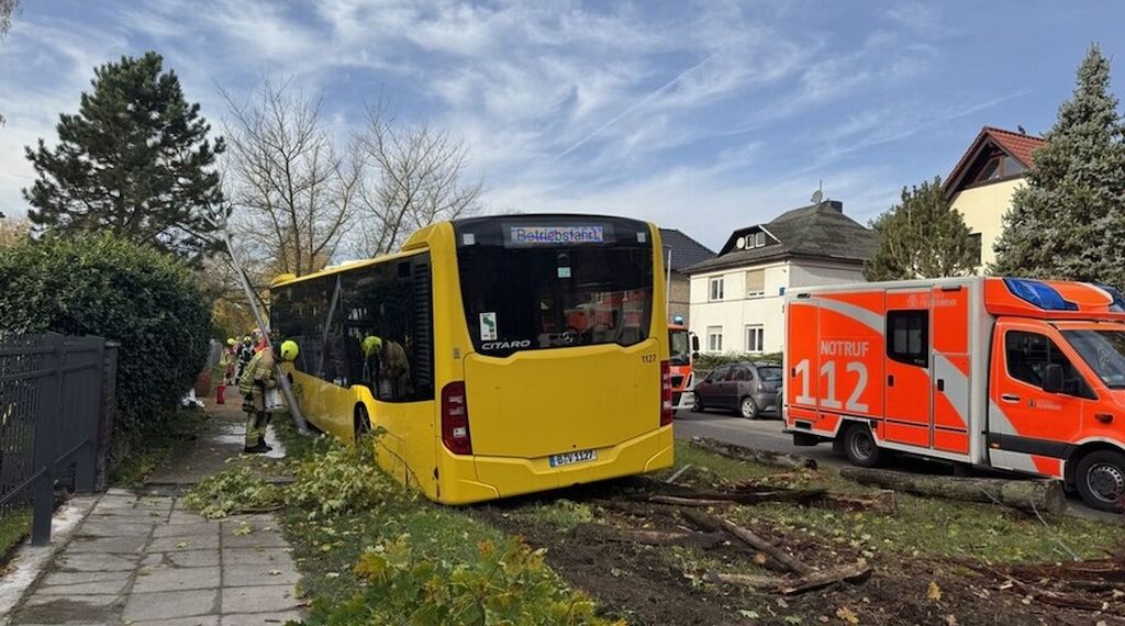 BVG-Bus kommt von Straße ab - Vier Verletzte in Berlin-Karlshorst