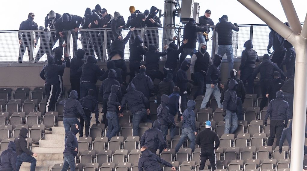 Fans von Hertha BSC und Dynamo Dresden gehen im Stadion aufeinander los