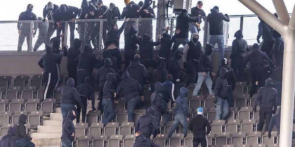 Fans von Hertha BSC und Dynamo Dresden gehen im Stadion aufeinander los
