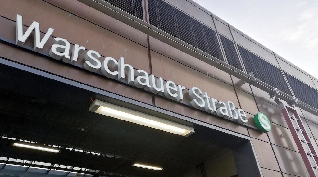 Mann greift Polizeibeamte am U-Bahnhof Warschauer Straße