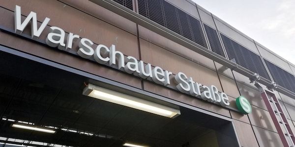 Mann greift Polizeibeamte am U-Bahnhof Warschauer Straße