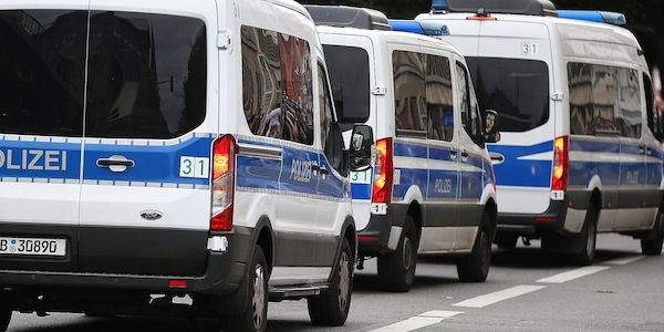 Brandanschlag auf Polizeifahrzeuge in Berlin-Charlottenburg