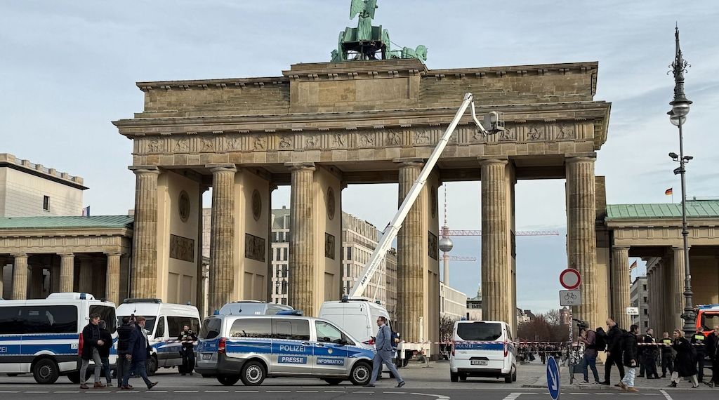 Pro-Palästina-Demonstranten klettern auf Brandenburger Tor