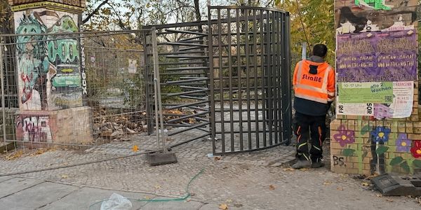 Polizei: Gestohlene Drehtür am Görlitzer Park wieder da