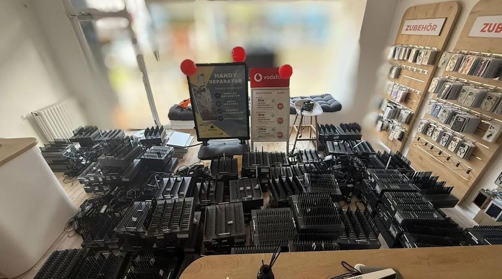 Berlin: Razzia gegen Cyberbetrug – Maschine für Massen-SMS entdeckt