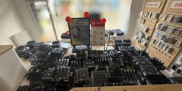 Berlin: Razzia gegen Cyberbetrug – Maschine für Massen-SMS entdeckt