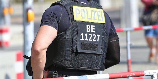 Unbekannte schießen auf Wohnungstür in Spandau