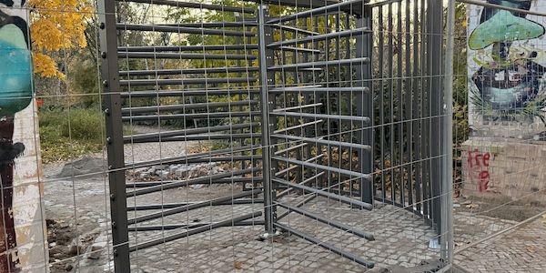 Görlitzer Park mit erstem Eingangstor und Zaunstück fertig