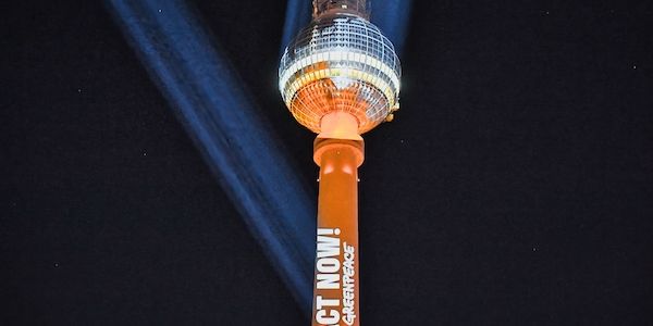 Berliner-Fernsehturm angestrahlt: Appell auch an Kanzler Merz