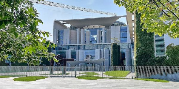 JU will Kanzleramtsneubau stoppen und Ministerien streichen