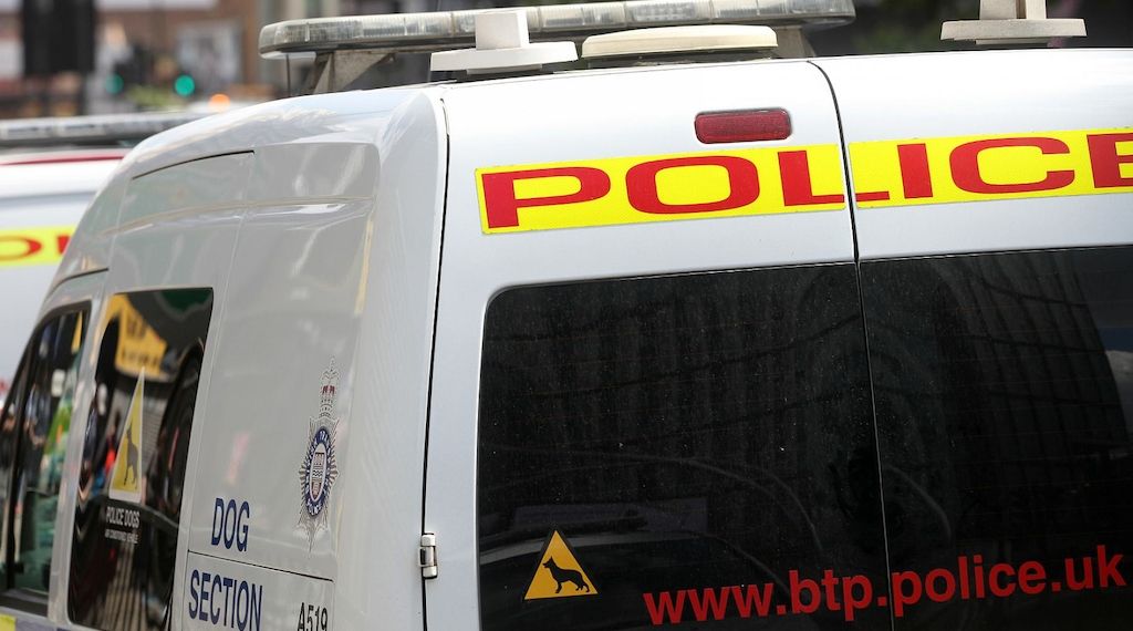 Nach Messerangriff in Zug in England: Zwei Menschen weiterhin in lebensbedrohlichem Zustand