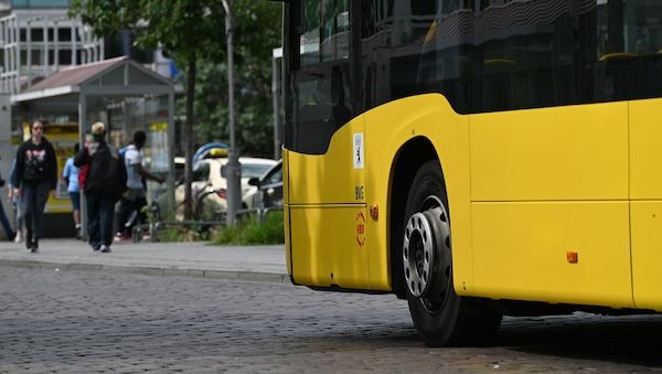 BVG Linienbus fährt am Flughafen BER in Straßengraben