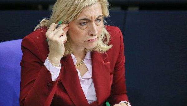 Große Krankenkassen erhöhen Zusatzbeiträge - Kritik an Regierung