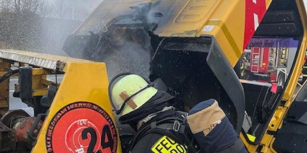 Abschleppwagen gerät auf A2 bei Dortmund in Brand