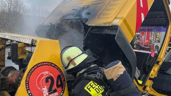 Abschleppwagen gerät auf A2 bei Dortmund in Brand