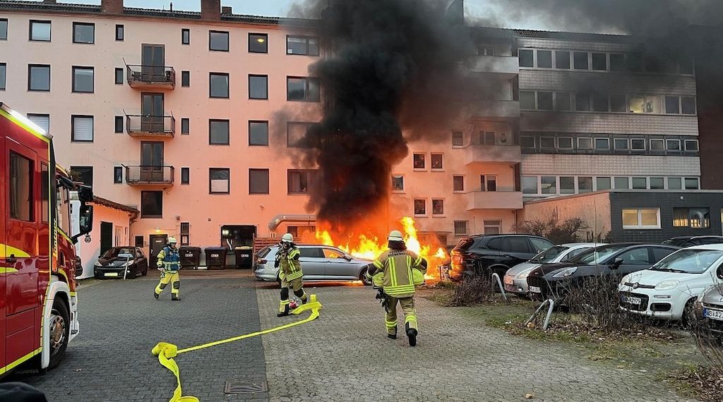 Vier Autos in Bremerhavener Innenstadt komplett ausgebrannt