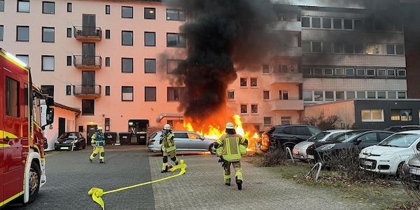 Vier Autos in Bremerhavener Innenstadt komplett ausgebrannt
