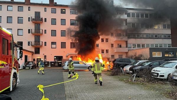 Vier Autos in Bremerhavener Innenstadt komplett ausgebrannt