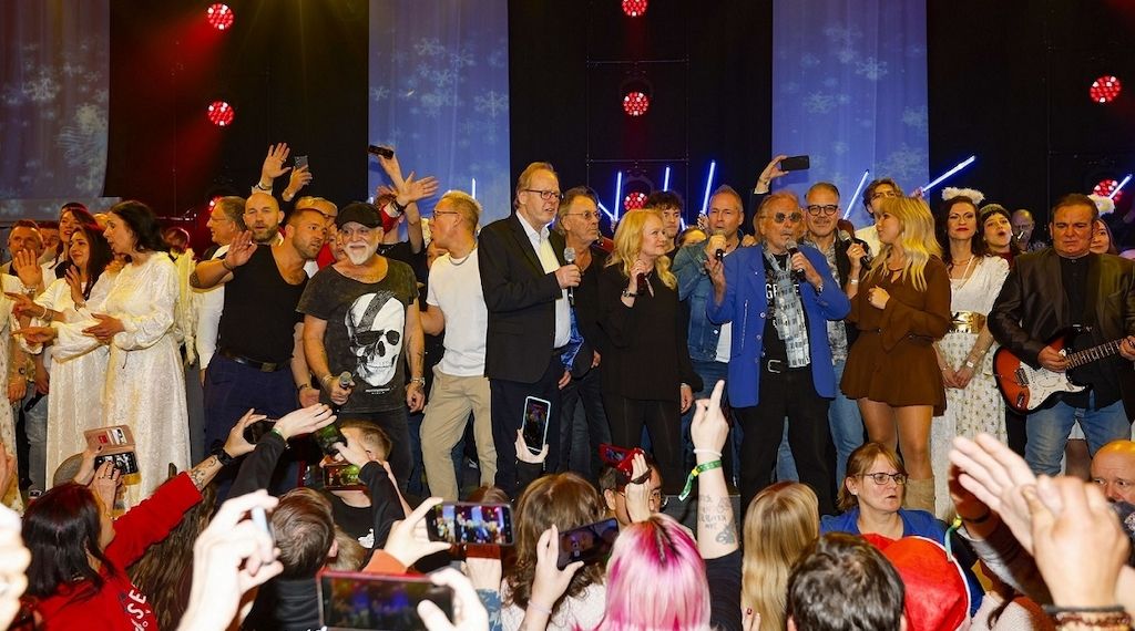 Prominente Helfer halfen beim Weihnachtsessen für Bedürftige von Frank Zander und verteilten Gänsebraten 